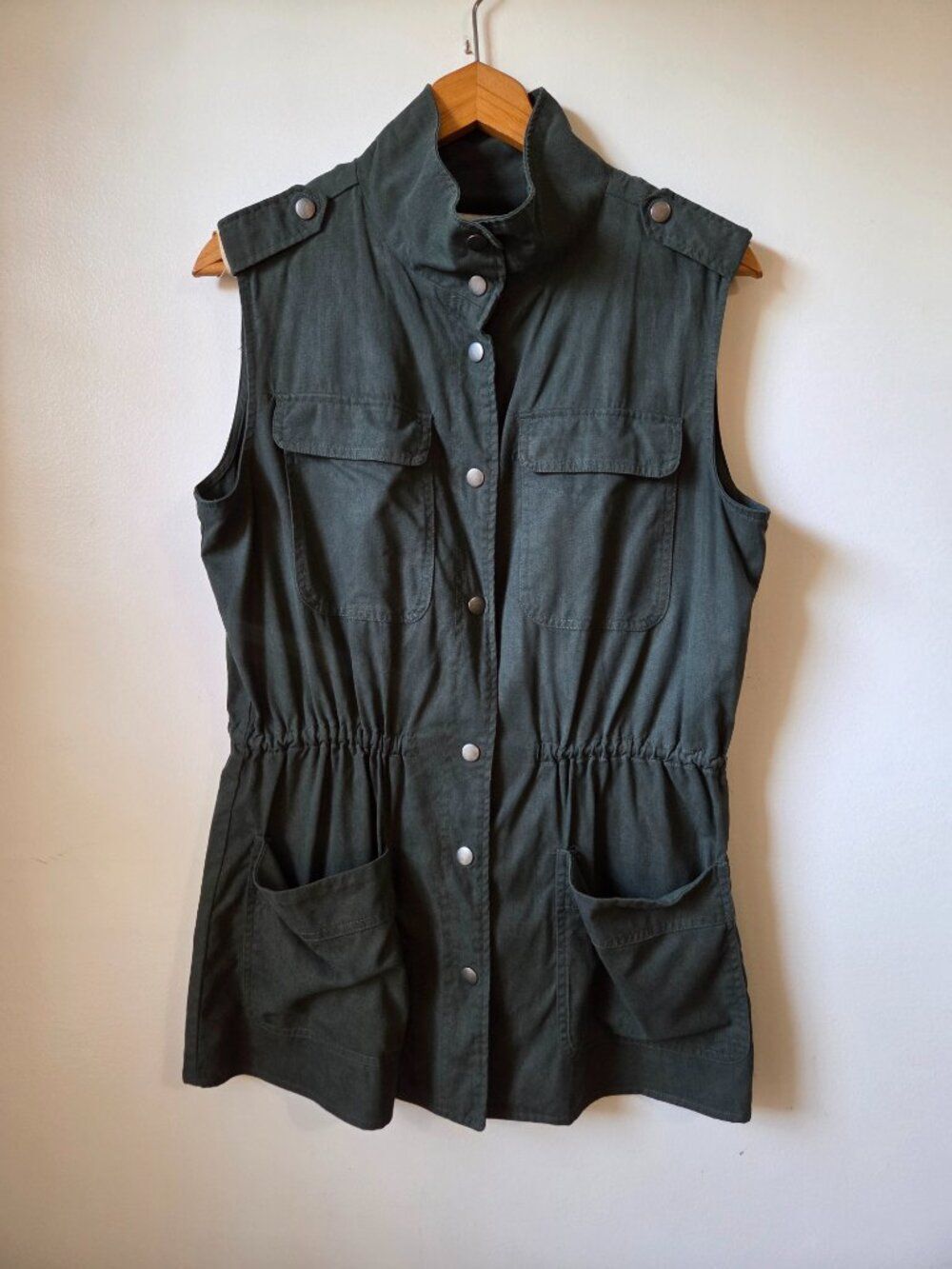 EUC LIKE NEW CUPCAKES & CASHMERE ARMY GREEN BUTTONED VEST SIZE M WOMENS